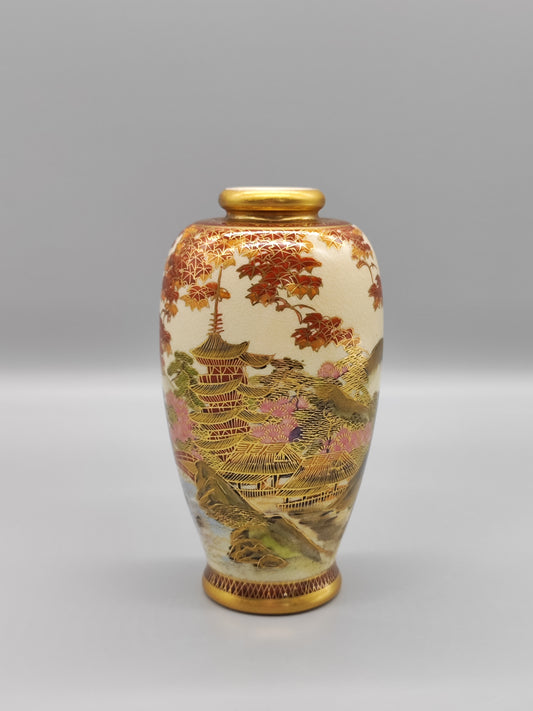 JAPANISCHE VASE IM SATSUMA STIL, Japan, wohl 19./20. Jh